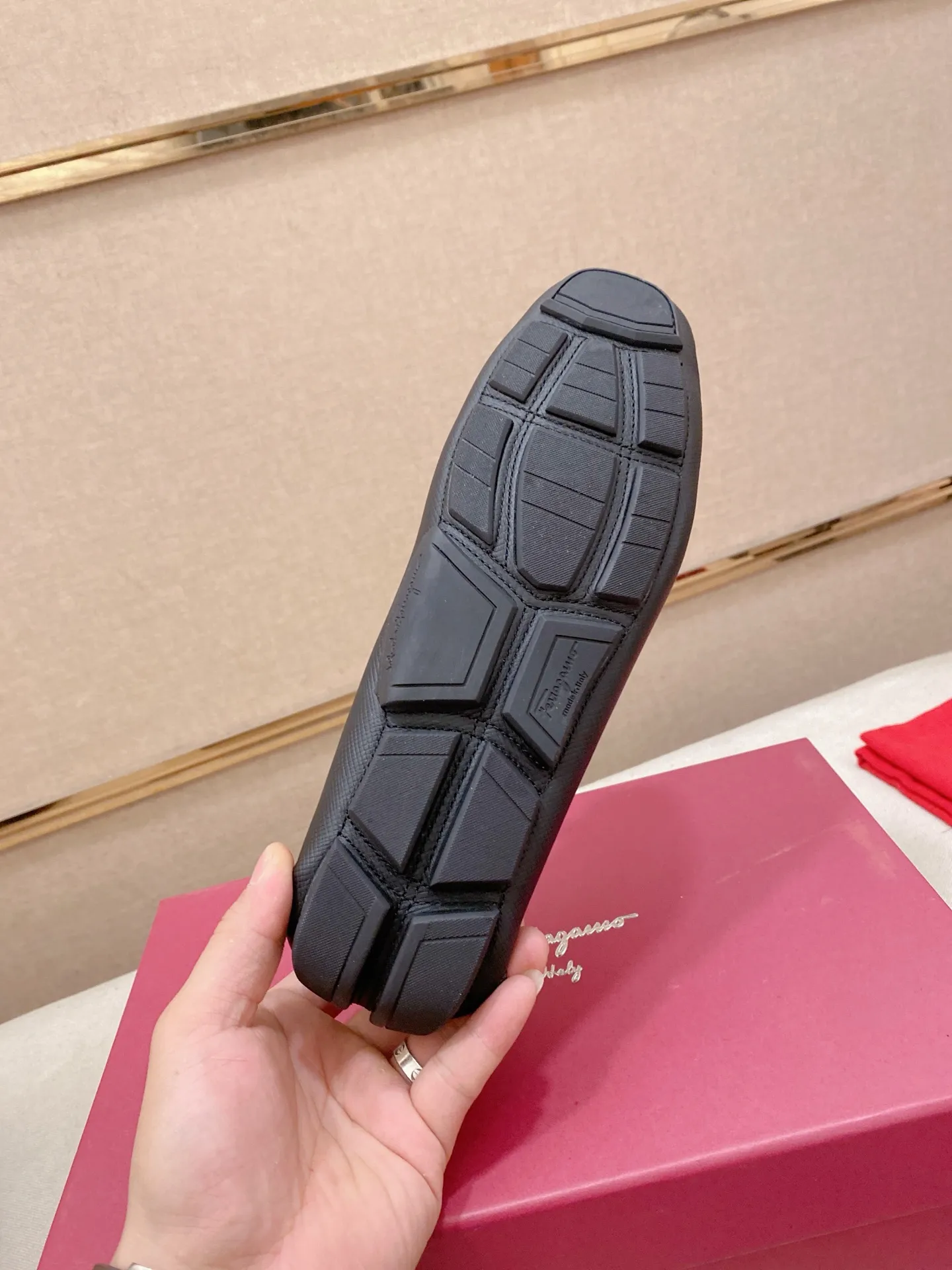 Factory price: 540💰High-end quality! Ferragamo🆕🆕Exclusive hot-selling products in stock🔥🔥New products on the shelves, high-quality Ferragamo men's pea shoes, high-end casual driving shoes, with complete packaging! 💪 💪 Material: imported first-layer cowhide 🐂 + imported high-quality water-dyed cowhide lining + wear-resistant outsole 👍🏻👍🏻 Features: high-end and comfortable, purely handmade 🚀 🚀 Create the perfect shoe that suits you best 🔥 🔥 Size: (38-44) 45 standard size can be customized!